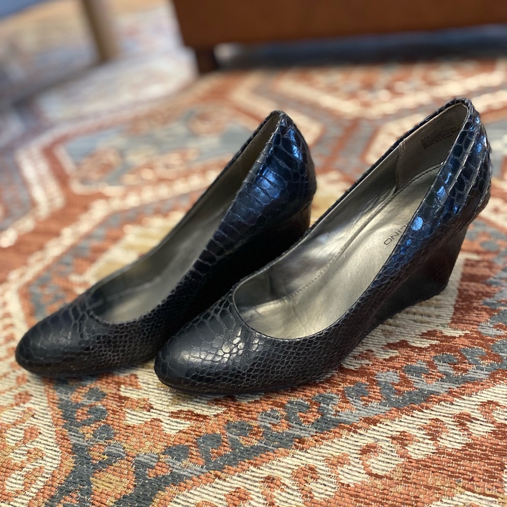 Bandolino Faux Croc Black Wedge Pumps - Size 8